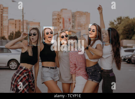 Il riconoscimento del volto in fotografia utilizzando l'intelligenza artificiale Foto Stock