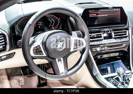 Bruxelles, Belgio, Jan 18, 2019: BMW 8 Series Cabrio 850i a Bruxelles Motor Show, seconda gen, G14, cabriolet auto fabbricati e commercializzati dalla BMW Foto Stock