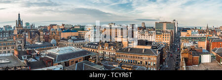 Un ampia panoramica che affaccia sui vecchi e nuovi edifici e strade nel centro della città di Glasgow. La Scozia, Regno Unito Foto Stock