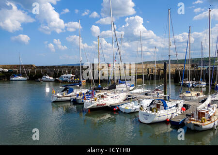 Sailing yacht ormeggiati nel South Bay Harbor a scarborough yorkshire Inghilterra Foto Stock