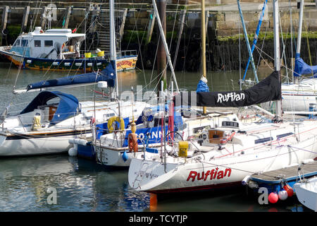 Sailing yacht ormeggiati nel South Bay Harbor a scarborough yorkshire Inghilterra Foto Stock