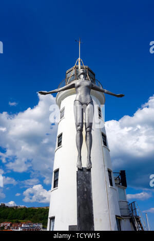 Vista del faro e belle immersioni presso il South Bay scarbourough yorkshire Inghilterra Foto Stock