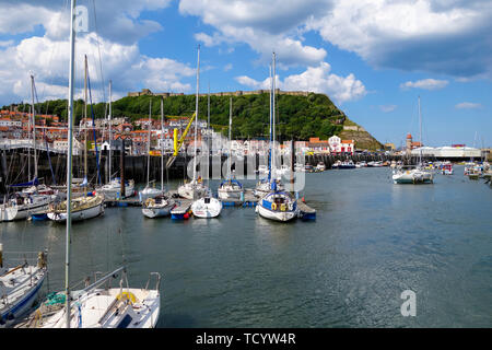 Sailing yacht ormeggiati nel South Bay Harbor a scarborough yorkshire Inghilterra Foto Stock