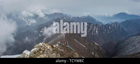 Shaanxi Qinling picco principale Taibai Nord-sud montagna cresta di confine Tianyuan Yunhai locale scenario Foto Stock