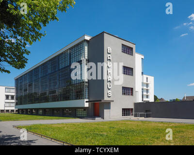 DESSAU, Germania - circa giugno 2019: Il Bauhaus scuola d arte iconico Edificio progettato dall'architetto Walter Gropius nel 1925 Foto Stock