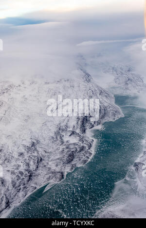 Groenlandese calotta di ghiaccio con congelati montagne e il fiume vista aerea, nei pressi di Nuuk, Groenlandia Foto Stock