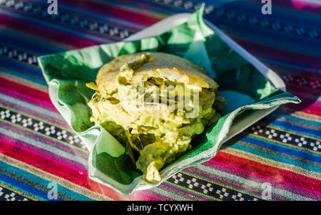 Arepa venezuelana con pollo e avocado riempimento a street market alimentare Foto Stock