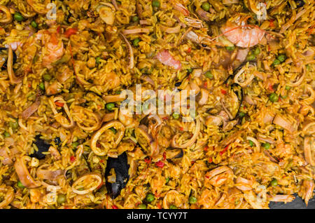 La paella di frutti di mare in una padella per paella a street market alimentare Foto Stock