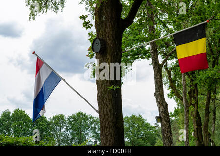 Le frontiere all'interno dell'Unione Europea tra i Paesi Bassi e il Belgio, solo due bandiere su albero Foto Stock