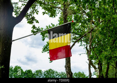 Le frontiere all'interno dell'Unione Europea tra i Paesi Bassi e il Belgio, solo due bandiere su albero Foto Stock