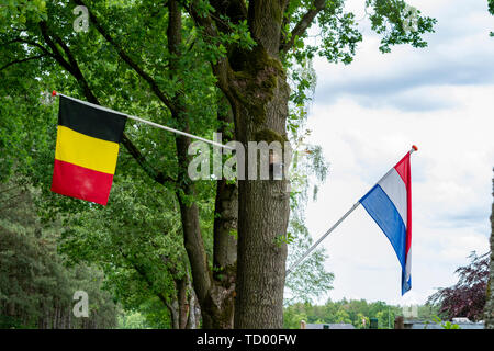 Le frontiere all'interno dell'Unione Europea tra i Paesi Bassi e il Belgio, solo due bandiere su albero Foto Stock