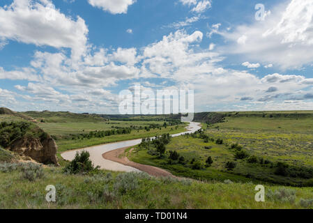 Piccolo Fiume Missouri serpenti attraverso la Prairie in North Dakota Foto Stock