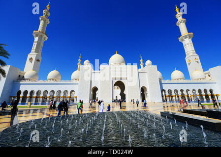 Vista frontale della bella Sheikh Zayed Grande Moschea di Abu Dhabi. Foto Stock