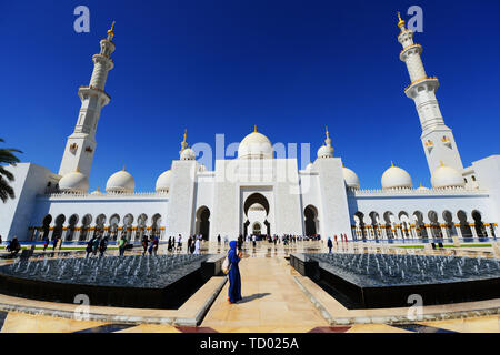 Vista frontale della bella Sheikh Zayed Grande Moschea di Abu Dhabi. Foto Stock