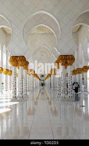 Corridoi di marmo all'interno della bellissima Sheikh Zayed Grande Moschea di Abu Dhabi. Foto Stock