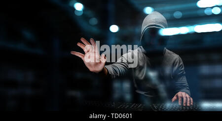 Hacker felpa con cappuccio in tema scuro Foto Stock