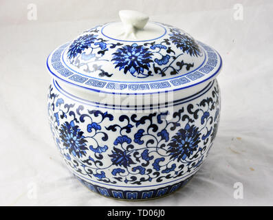 Blu-bianca porcellana ceramica pentola Foto Stock