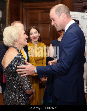 Londra, Inghilterra - 10 giugno: Il principe William Duca di Cambridge saluta Maria Berry CBE come egli assiste il bambino lutti venticinquesimo compleanno cena di gala presso il Palazzo di Kensington su Giugno 10, 2019 a Londra, Inghilterra. Di SUA ALTEZZA REALE IL PRINCIPE DI GALLES è un patrono del bambino di lutti UK. Le opere di carità per aiutare le famiglie a ricostruire le loro vite dopo la devastazione del bambino di lutti. (Foto di Chris Jackson/Getty Images) Foto Stock