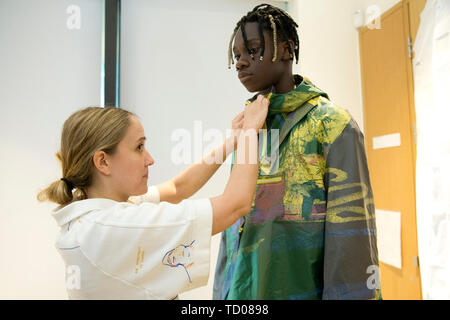 Designer Betania Williams dà l'ultimo tocco di un modello di vestito sul backstage durante il Betania Williams London Fashion Week Uomo SS20 mostra presso il Museo del Giardino, Londra. Premere l'associazione. Picture Data: lunedì 10 giugno, 2019. Foto di credito dovrebbe leggere: Isabel Infantes/PA FILO Foto Stock