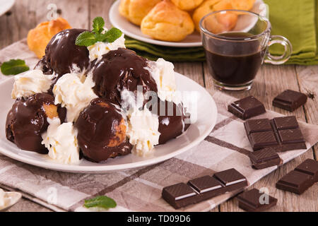 Profiterole al cioccolato. Foto Stock