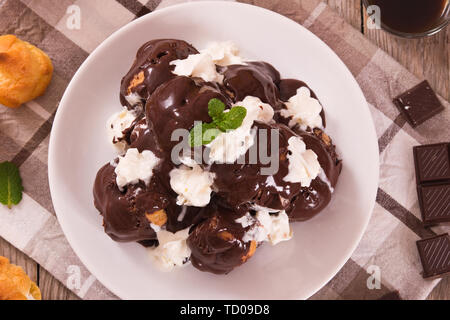 Profiterole al cioccolato. Foto Stock