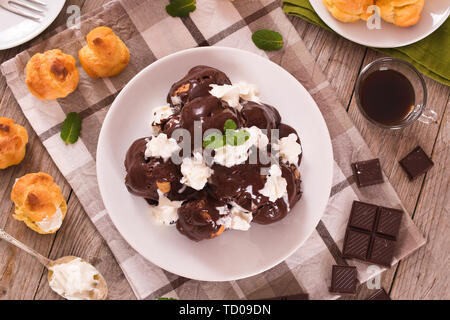 Profiterole al cioccolato. Foto Stock