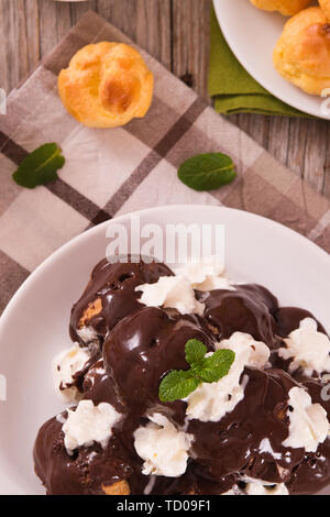 Profiterole al cioccolato. Foto Stock