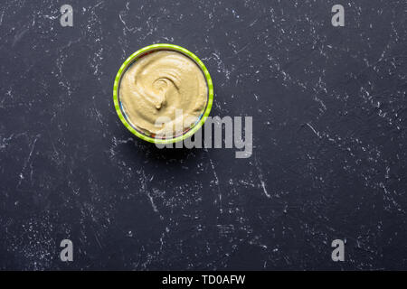 Hummus in una ciotola sul tavolo di pietra. Vista da sopra con copia spazio. Foto Stock