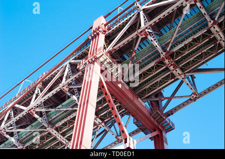 Il Liberty Memorial Bridge a Lisbona, Portogallo, 25 aprile. Foto Stock