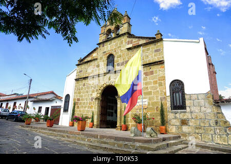 Il paesaggio di entrata di San Antonio de padova chiesa e bandiera in Pinchote, Colombia Foto Stock