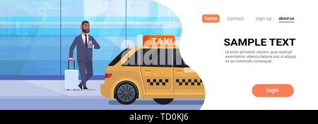 Imprenditore utilizzando mobile app ordinare un taxi sulla strada african american business man con i bagagli nei pressi di yellow cab city trasporto concetto di servizio Illustrazione Vettoriale