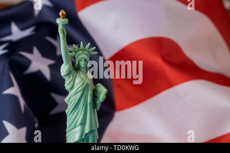 Statua della Libertà in background di bandiera USA Foto Stock