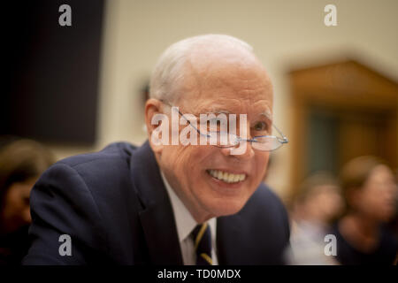 Washington DC, Stati Uniti d'America. Decimo Giugno, 2019. Ex casa bianca Counsel JOHN DEAN testimonia davanti alla casa Comitato giudiziario in un'audizione: "Lezioni dalla relazione di Mueller: ostruzione presidenziale e altri crimini.' Credit: Douglas Christian/ZUMA filo/Alamy Live News Foto Stock