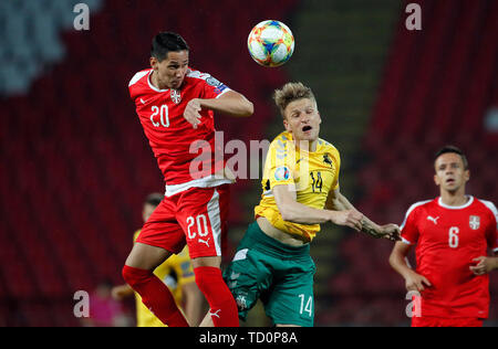 A Belgrado, in Serbia. Decimo Giugno, 2019. La Serbia il Sasa Lukic (L) vies con la Lituania Vykintas Slivka durante il Campionato Europeo 2020 turno di qualificazione partita di calcio tra la Serbia e la Lituania a Belgrado in Serbia, il 10 giugno 2019. La Serbia ha vinto 4-1. Credito: Predrag Milosavljevic/Xinhua/Alamy Live News Foto Stock