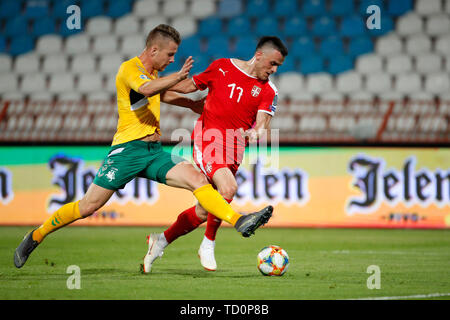 A Belgrado, in Serbia. Decimo Giugno, 2019. La Serbia il Filip Kostic (R) il sistema VIES con la Lituania Vytautas Andiuskevicius durante il Campionato Europeo 2020 turno di qualificazione partita di calcio tra la Serbia e la Lituania a Belgrado in Serbia, il 10 giugno 2019. La Serbia ha vinto 4-1. Credito: Predrag Milosavljevic/Xinhua/Alamy Live News Foto Stock