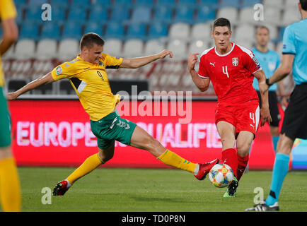 A Belgrado, in Serbia. Decimo Giugno, 2019. La Serbia di Nikola Milenkovic (R) il sistema VIES con la Lituania Karolis Laukzemis durante il Campionato Europeo 2020 turno di qualificazione partita di calcio tra la Serbia e la Lituania a Belgrado in Serbia, il 10 giugno 2019. La Serbia ha vinto 4-1. Credito: Predrag Milosavljevic/Xinhua/Alamy Live News Foto Stock