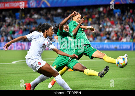 Montpellier. Decimo Giugno, 2019. Yvonne Leuko (C) e Estelle Johnson (R) del Camerun difendere Ashley Lawrence del Canada durante il gruppo e corrispondenza tra il Canada e il Camerun al 2019 FIFA Coppa del Mondo Femminile a Montpellier, Francia il 10 giugno 2019. Il Canada ha vinto 1-0. Credito: Chen Yichen/Xinhua/Alamy Live News Foto Stock