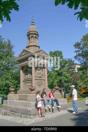 San Giovanni, New Brunswick, Canada. 6 Sep, 2005. I giovani si riuniranno presso un grande monumento in onore di John Fredrick giovani che sono annegati durante il salvataggio di un giovane bambino, in King Square nel parco, San Giovanni, New Brunswick, Canada. Credito: Arnold Drapkin/ZUMA filo/Alamy Live News Foto Stock