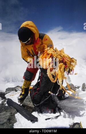 (190611) -- Pechino, 11 giugno 2019 (Xinhua) -- Cering Dandar raccoglie spazzatura sul Monte Qomolangma nel sud-ovest della Cina di regione autonoma del Tibet nel maggio 2018. (Xinhua) Foto Stock