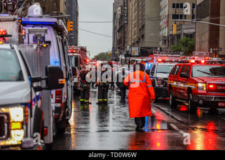 New York, Stati Uniti. Decimo Giugno, 2019. Un elicottero realizzato un atterraggio di emergenza e ha preso fuoco lunedì pomeriggio (10) su un edificio sulla Settima Avenue a Manhattan. Una persona è morta, New York competenti assunta la vittima è stato il pilota di aerei che non trasportare passeggeri. Nessuno in un edificio o sulla terra è stato ferito. (Foto: WILLIAM VOLCOV/BRASILE PHOTO PRESS) Credito: Brasile Photo Press/Alamy Live News Foto Stock