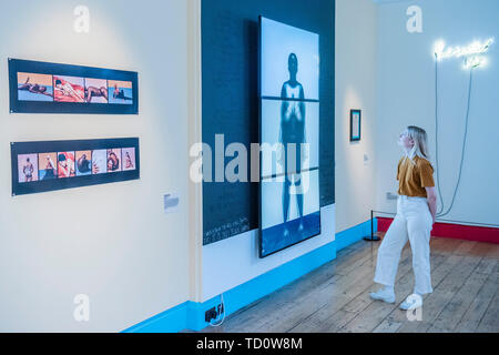 Londra, Regno Unito. 11 Giugno, 2019. Suscitare da Campbell Addy e ricordati di me 14 da Stteve McQueen - Get Up Stand Up ora: Generazioni di nero pionieri creativa - Una nuova mostra a Somerset House per celebrare il passato 50 anni di creatività nero in Gran Bretagna e al di là. Curata da Zak uovere, corre 12 giugno 15 settembre 2019. Credito: Guy Bell/Alamy Live News Foto Stock