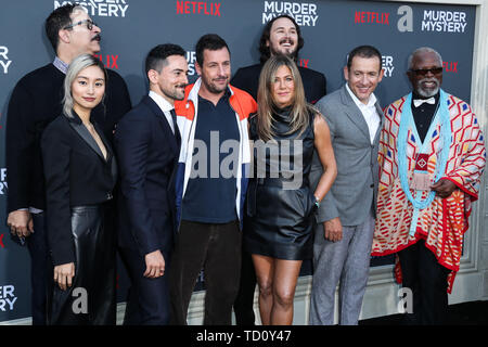 WESTWOOD, Los Angeles, California, Stati Uniti d'America - 10 giugno: Shiori Kutsuna, Erik Griffin, Luis Gerardo Mendez, Adam Sandler, Jennifer Aniston, Kyle Newacheck, Dany Boon e il dott. John Kani arrivare presso il Los Angeles Premiere di Netflix "omicidio mistero" tenutasi presso il Regency Village Theatre il Giugno 10, 2019 a Westwood, Los Angeles, California, Stati Uniti. (Foto di Xavier COLLIN/Image Press Agency) Foto Stock