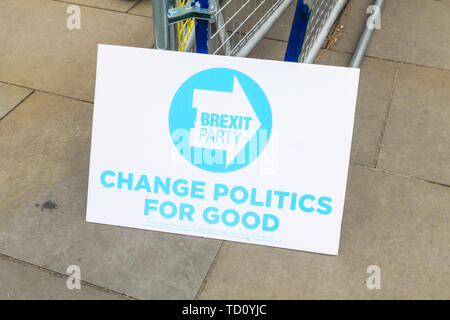 Londra, Regno Unito. 11 Giugno, 2019. Londra REGNO UNITO. 11 giugno 2019. I manifestanti in favore di lasciare l'Unione europea dimostrano con partito Brexit cartelloni al di fuori della sede del Parlamento come il partito laburista si prepara a presentato un cross-party motion per cercare di fermare un futuro primo ministro spingendo attraverso una no-deal Brexit contro la volontà dei parlamentari con pesanti quote sul Pro Brexit capofila Boris Johnson per riuscire Theresa Maggio che favorisce un No Deal Credit: amer ghazzal/Alamy Live News Foto Stock