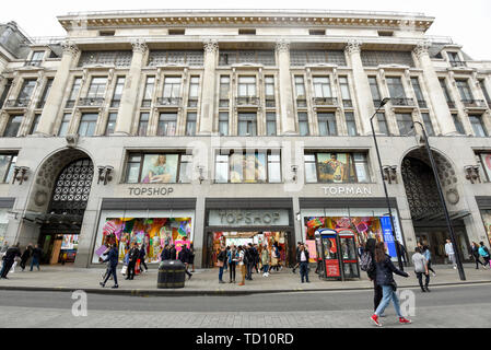 Londra, Regno Unito. 11 giugno 2019. La parte esterna della proprietà Arcadia Topshop a Oxford Circus. Intu proprietà, Arcadia della seconda più grande proprietario ha dichiarato la sua intenzione di opporsi Arcadia è un'azienda disposizione volontaria (CVA) proposta che può bordo Sir Philip Green impero commerciale più vicino alla somministrazione. Credito: Stephen Chung / Alamy Live News Foto Stock