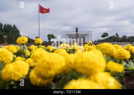 Bishkek. Il 9 giugno, 2019. Foto scattata il 9 giugno 2019 mostra in Kirghizistan del bandiera nazionale e la statua di Manas presso la piazza Ala-Too a Bishkek, capitale del Kirghizistan. Credito: Maohua Fei/Xinhua/Alamy Live News Foto Stock