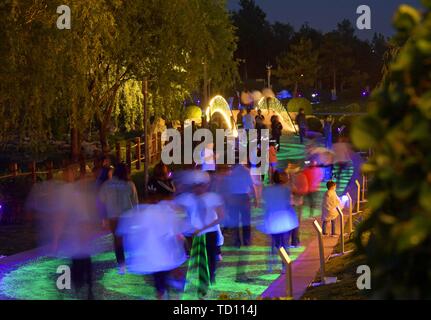 Shenyang, cinese della provincia di Liaoning. Decimo Giugno, 2019. La gente a piedi su 2,5 km passerella fluorescente a Mozishan Park a Shenyang, capitale del nord-est della Cina di Provincia di Liaoning, 10 giugno 2019. Credito: Yang Qing/Xinhua/Alamy Live News Foto Stock