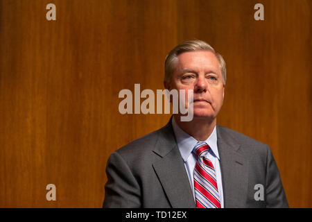 Washington DC, Stati Uniti d'America. 11 Giugno, 2019. Stati Uniti il senatore Lindsey Graham (Repubblicano della Carolina del Sud) arriva alla testimonianza di agire il Segretario del Dipartimento della Sicurezza Interna degli Stati Uniti Kevin McAleenan prima dell'U.S. Senato Comitato Giudiziario sul Campidoglio di Washington, DC, Stati Uniti il 11 giugno 2019. Credito: MediaPunch Inc/Alamy Live News Foto Stock