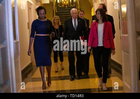 Stati Uniti House leader della maggioranza Steny Hoyer (Democratico del Maryland) arriva al Caucus democratico al Campidoglio di Washington, DC, Stati Uniti il 11 giugno 2019. Credito: Stefani Reynolds/CNP | Utilizzo di tutto il mondo Foto Stock