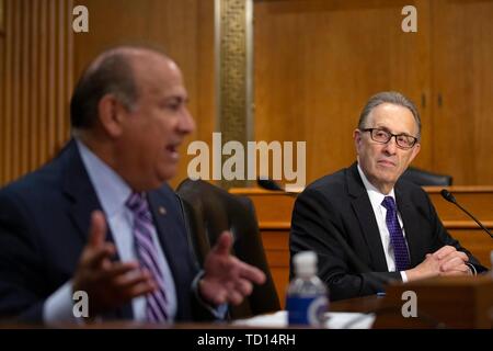 Washington, Stati Uniti d'America. 11 Giugno, 2019. Earl Wayne ascolta come Roger Noriega testimonia prima di Stati Uniti Caucus del senato sulla International Narcotics Control sul Campidoglio di Washington, DC, Stati Uniti il 11 giugno 2019. Credito: Stefani Reynolds/CNP | Utilizzo di credito in tutto il mondo: dpa/Alamy Live News Foto Stock