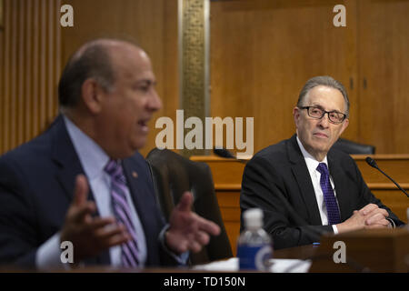 Washington, Distretto di Columbia, Stati Uniti d'America. 11 Giugno, 2019. Earl Wayne ascolta come Roger Noriega testimonia prima di Stati Uniti Caucus del senato sulla International Narcotics Control sul Campidoglio di Washington, DC, Stati Uniti il 11 giugno 2019. Credito: Stefani Reynolds/CNP/ZUMA filo/Alamy Live News Foto Stock